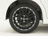 ◆純正ホイール装着車◆シンプルなデザインのホイールキャップ付きです。