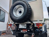 後部には、装着されているタイヤと同サイズのスペアタイヤをマウント。不意のパンクにも安心感を。まぁ、重いですが&hellip;。