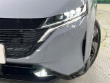 【LEDヘッドライト】悪天候や夜間走行時も良好な視界を確保し安心して運転できる高輝度LEDヘッドライトを装備!点灯速度が早く、消費電力も抑えられています。