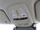 ルーフにあるボタンは、車両が始動しない場合、パンクした場合、または事故に遭った場合などの緊急時に支援の要請に使用できるため、安心感を高めることができます。