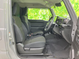 程よいスペースを確保した運転席ドア。乗り降りがしやすく、運転席へのアクセスもスムーズです。快適なドライビングポジションを実現します。