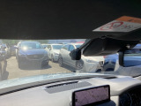 フロント側ドライブレコーダー。運転中の映像・音声などを記録して、交通事故やトラブルが起きた時の正確な状況把握に役立つドライブレコーダーが装着されています。