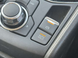 【ブレーキホールド】ブレーキを制御して車両の停車状態を保持する機能です。アクセルを踏んで発進するとブレーキが解除されます。信号待ちなどの停車中はブレーキペダルから足を離せるので疲労が軽減できますね♪