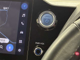スマートキーを携帯していれば、ブレーキを踏みながらスイッチを押すだけでエンジンが始動出来ます。