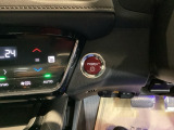 【ENGINE START/STOP】スマートキーをポケットやバッグに入れたままで、キーを差し込むことなくボタンを押すだけでエンジンが始動します。