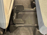 中敷きを立ち上げれば、倒れやすい荷物も安定して積める置きラクボックスが標準装備