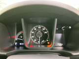 スタイリッシュなデザインのメーター。速度や燃料残量などの情報をひと目で確認でき、運転中の状況把握をサポートします。