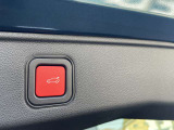 バンパー下部への足先操作でオープン可能なハンズフリー電動テールゲート装備。両手で荷物を抱えている時などでも、便利に使えます。