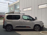 常時90台在庫の輸入車専門大型展示場。展示場に無いお車も全国より、お探しします。