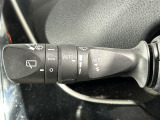 【オートワイパー(AUTO)】雨が降り出した時に、雨滴検出用センサー(レインセンサー)が雨滴を感知すると、自動でワイパーが動作します。