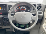 インテリアに合わせたデザインのステアリングは、運転される方のことも考え、運転しやすい形状、大きさです。是非一度、実際に触ってお確かめください。