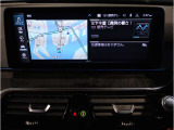 【ⅰドライブナビゲーション】文字情報も鮮明に表示する高解像度カラーディスプレイを採用。視認性に優れた地図デザインと特徴的な建造物を目印にした描写表示で現在位置を把握できます。地図データの更新も可能です