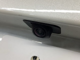 車の後方に小型カメラが付いておりバックする際の後方の様子をモニター上に表示します。