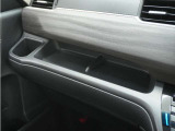 ◆インパネトレイ◆お財布や携帯、小物置きに便利なトレイが助手席側にございます。