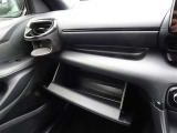 車検証入れとしても大助かりの助手席グローブボックスです。