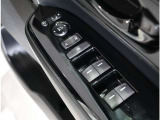 ◆フロントドア内側の手の届きやすい位置にドアミラーの電動格納スイッチ、角度調節スイッチがあります!◆
