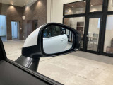走行中、斜め後ろに車両の存在を検知するとその方向のドアミラー鏡面上にマークを点灯しお知らせします。