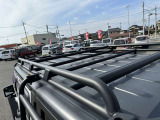 大きな荷物も運べる便利なルーフキャリア付!あるだけでもかっこいいのですが、スキーのキャリア等、ウインタースポーツの味方でもあります。