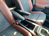 運転席・助手席それぞれに独立したアームレスト。