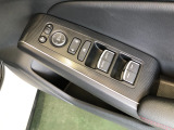 【窓操作部分】運転席のスイッチでは、すべてのウィンドーの開閉操作を行うことができます。