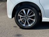 アルミホイール装備しています。カッコいいデザインで車に高級感が出ます。