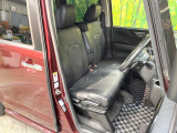 運転席シート廻りは使用感も少なく、良好な状態となっています。前オーナー様が丁寧に使っていたことがよくわかりますね。