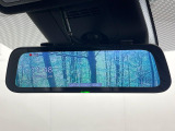 【デジタルインナーミラー】後席の大きな荷物や同乗者で後方が確認しづらい時でも安心!カメラが撮影した車両後方の映像をルームミラー内に表示。クリアな視界で状況の確認が可能です!