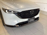 通常のCX-5はバンパー下部とタイヤのアーチモールの黒い部分はザラザラした樹脂パーツですが、Sports Appearanceは光沢のブラックを採用しております。一目で違いが分かります!