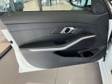 BMWはドアが分厚いです。衝突によりドアがつぶれてしまった場合にも外からいち早くドアを開けれるよう考えられています。数十秒の救出の遅れが命につながりかねない場合、こういった配慮が重要なポイントです。