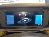 バッテリー電圧、トリップコンピューター(走行距離/平均速度/区間距離等)360&deg;パーキングセンサー表示など、運転に必要な情報や警告メッセージを表示。