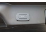 パワーテールゲートは、ボタン一つでテールゲートを自動的に開けたり閉めたりできるため、重い荷物を持っている場合でも、手を使わずに開閉できます。これにより、荷物を運ぶ際の負担が軽減されます。