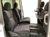 運転席・助手席の背もたれには、2列目シート用にカップホルダー付きの「格納式のシートバックテーブル」を装備しています。休憩時のちょっとした時間などカップを置いたり、小物置きに使えて便利です。