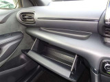 車検証入れとしても大助かりの助手席グローブボックスです。