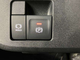 【オートホールド/電動パーキングブレーキ】信号待ちなどの停止時にブレーキペダルから足を離しても停止状態を維持してくれる機能です。