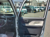 運転席のドア内部でございます。
