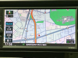 鮮明な地図表示で、スムーズなナビゲーションをサポート。詳細な情報が確認でき、安心して目的地へ向かうことができます。