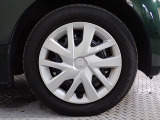 ホイールは車のデザインにマッチした専用タイプです。
