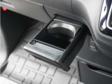 【フック】買い物袋やゴミ袋をひっかけるのに便利です。お近くのホンダカーズ総社までお越しください。