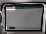 【後席ロールサンシェード】日差し対策だけでなく、夏場は車内の温度上昇もできるだけ防ぎ、エコ走行につながります。