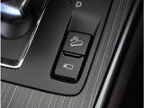 【360&deg;ビュー・モニタースイッチ】低速走行時や駐停車時に車両周辺の状況をセンターディスプレイに表示することで、ドライバーの安全確認を補助してくれます。