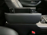 左右観音開きで開閉する大型フロントセンターコンソールアームレスト!肘をゆったり置ける上質な質感と深底の収納空間を備え、ドライバーと助手席のどちらからでも使いやすく車内の利便性を高めます。