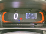 必要な情報をひと目で確認できるシンプルなデザイン。視認性に優れ、運転中の安全をサポートします。