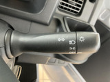 操作しやすいウインカーレバーは、安全運転をサポートする重要な装備です。視認性の高い表示で、直感的な操作が可能です。スムーズな動作で、確実な切り替えを実現します。
