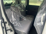 後部座席も十分な広さがあります!シートを倒せば荷物もさらに沢山積めますね♪