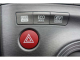 【ecoモード・EVモード切替スイッチ】燃費を重視した【ecoモード】や夜間や早朝・住宅街などでご使用いただくことが多い【EVモード】に切り替えるときには運転席横のスイッチを使用します。