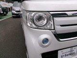 悪天候や夜間走行時も良好な視界を確保し、安心して運転できる高輝度LEDヘッドライトを装備。点灯速度が速く、消費電力も抑えられています。