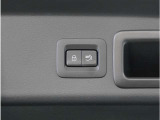 【パワーバックドア】スマートキーや運転席のボタンを押すだけでリアゲートが自動で開閉します。両手に荷物を持っている時や高い位置のバックドアを閉める際に便利な機能です。