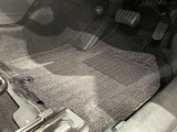 内装工程では、中古車を気持ちよくお乗りいただけるよう清掃しております。