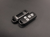 ◆スマートキー◆カギをバッグやポケットに入れたままでもドアロックの開閉ができる『スマートキー』付き!雨天や暗くなってもカギを取り出す必要がなくドアの開錠&エンジンも始動できます