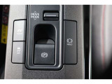 電動パーキングブレーキを搭載。スイッチ操作でパーキングブレーキを作動・解除することが可能ですので、操作の力が不要ですよ♪
